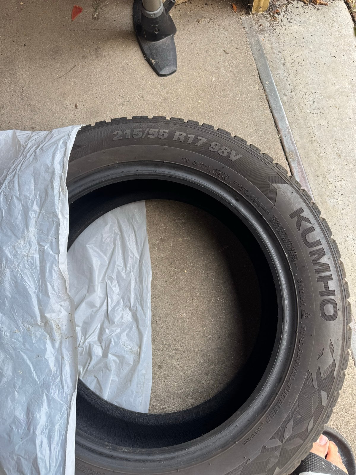 Kumho Winterbanden 215/55 R17 98V, Auto-onderdelen, Ophalen, 17 inch, Winterbanden, Band(en)