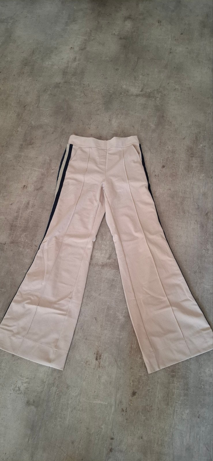 Studio Annelies flared broek met streep - Mt S, Kleding | Dames, Annieloes, Beige, Ophalen of Verzenden, Zo goed als nieuw