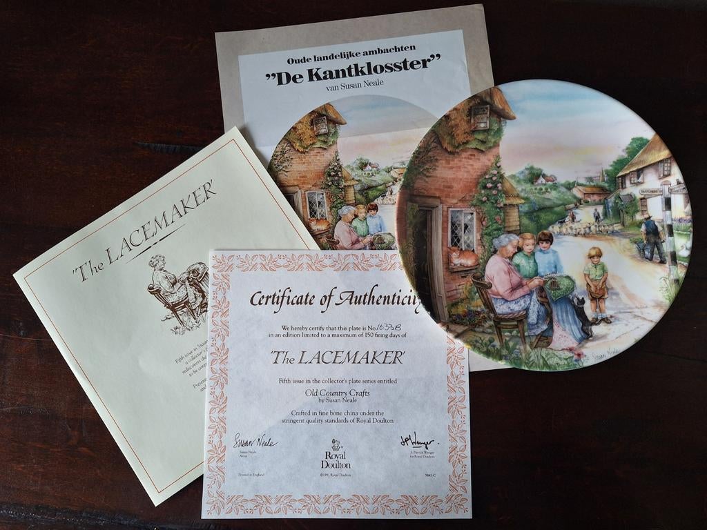 Royal Doulton 'The Lacemaker' sierbord - Susan Neale, Verzamelen, Ophalen of Verzenden, Zo goed als nieuw, Porselein, Bord of Schaal