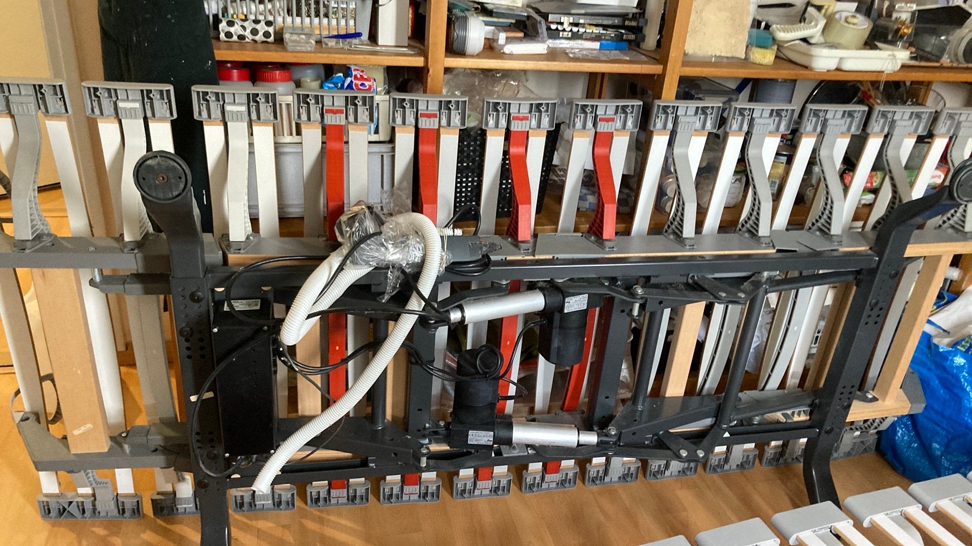 GRATIS afhalen 2x electrische lattenbodems op poten., Ophalen, Zo goed als nieuw, Eenpersoons, 90 cm