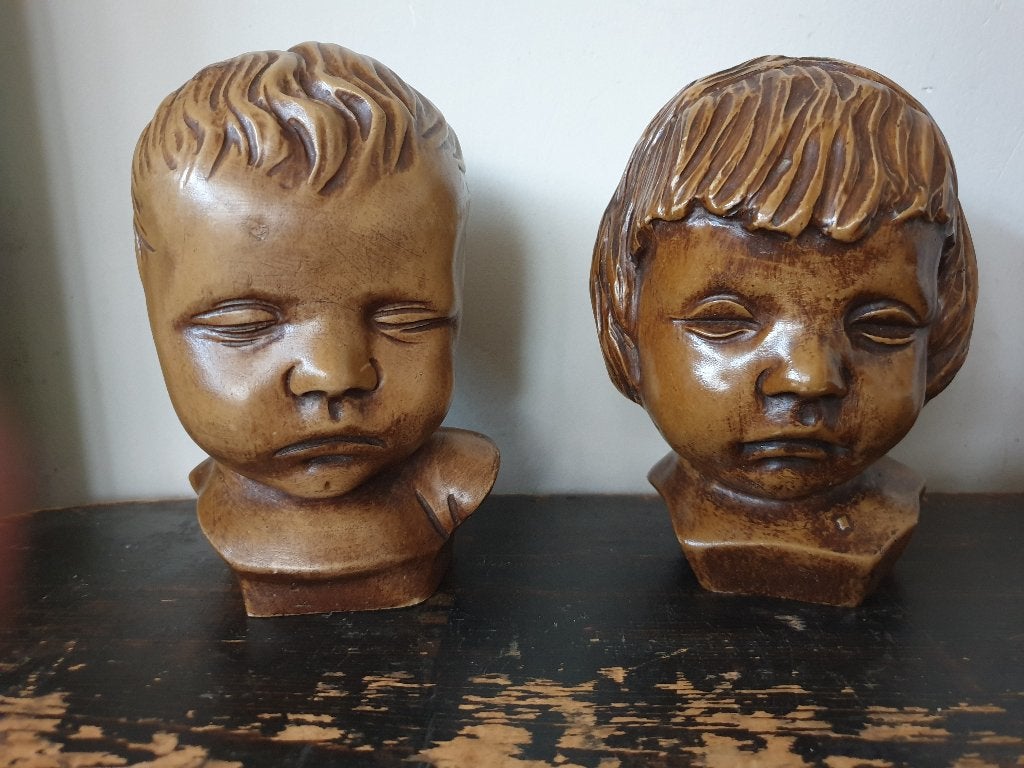 Vintage beeldje kinderhoofdje van jongen en meisje., Verzamelen, Beelden en Beeldjes, Ophalen of Verzenden, Zo goed als nieuw