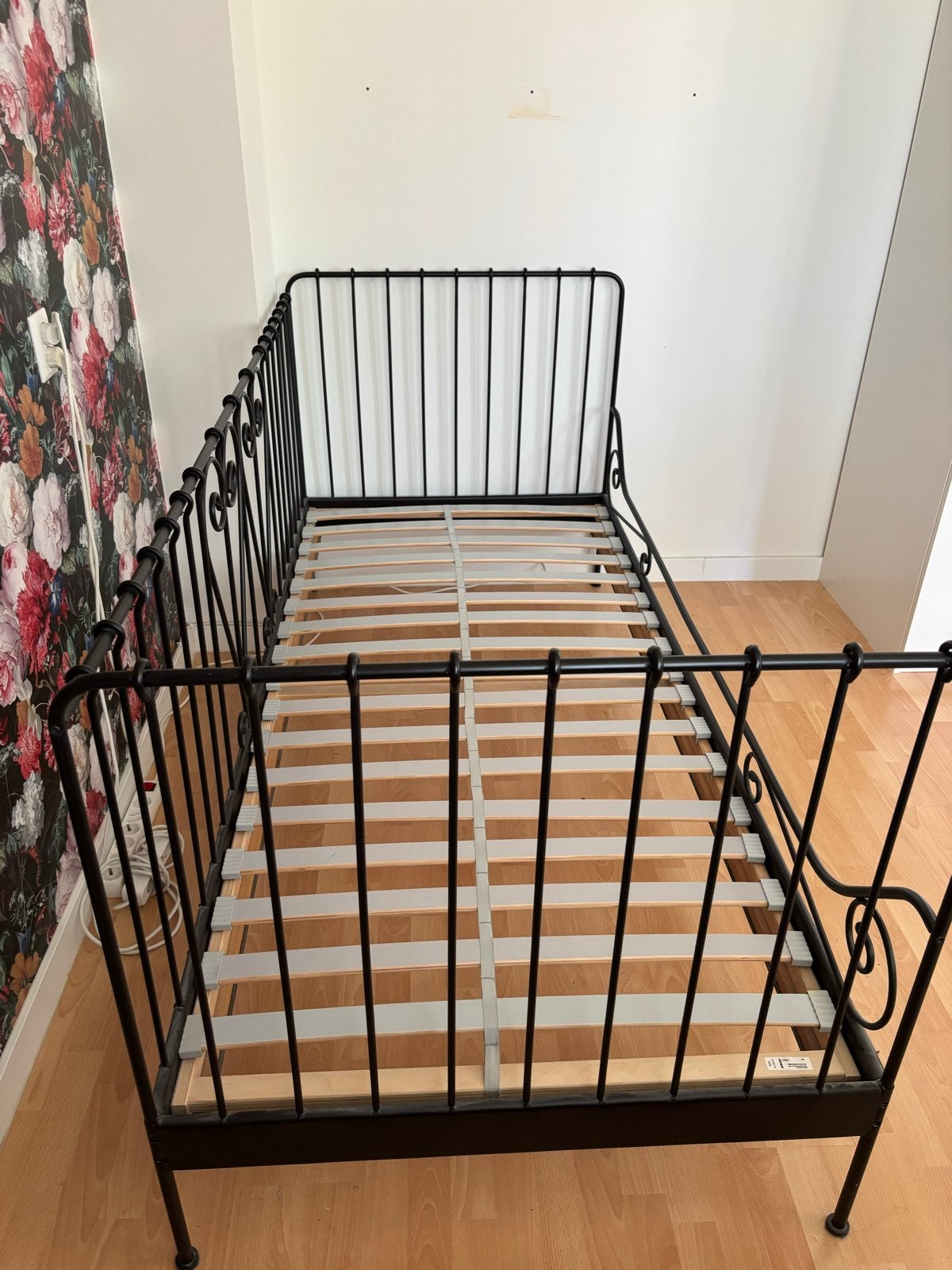 IKEA Hemnes bedbank zwart metaal 90x200 cm, Huis en Inrichting, Slaapkamer | Bedden, Ophalen, Gebruikt, 90 cm, Eenpersoons