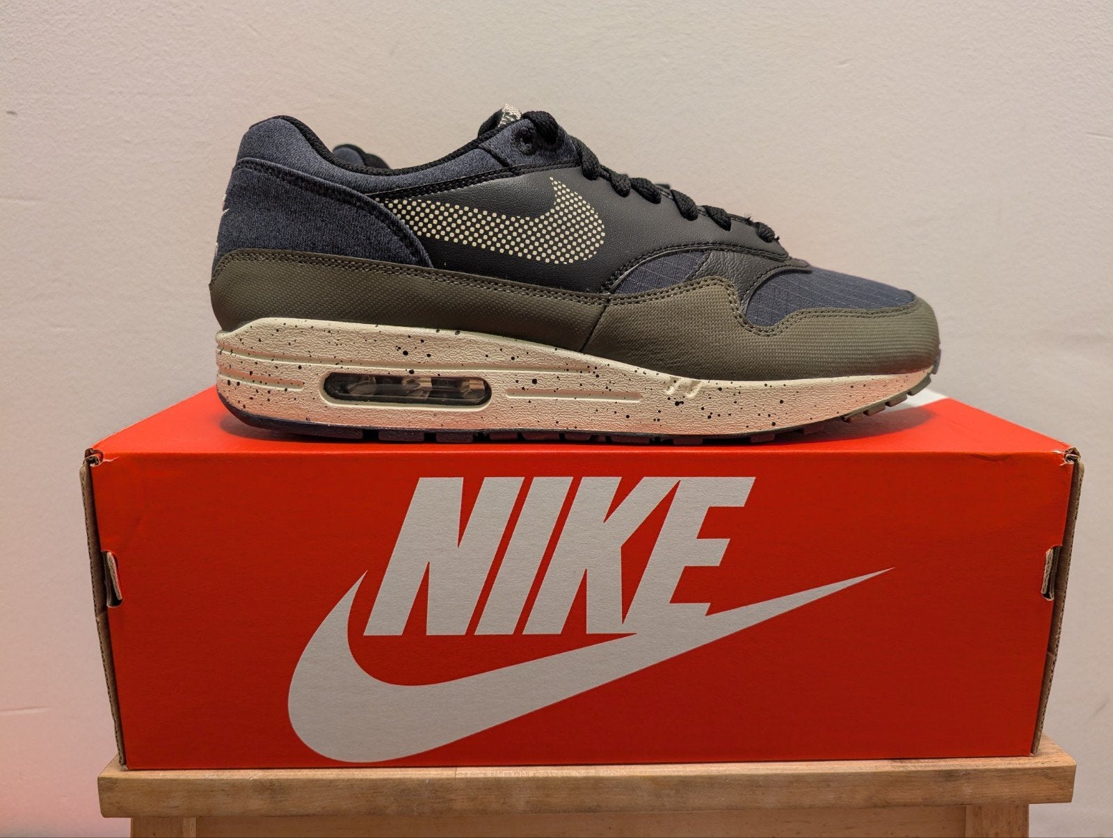 Nike Air Max 1 SE Medium Olive 43, Nike air max, Overige kleuren, Nieuw, Ophalen of Verzenden