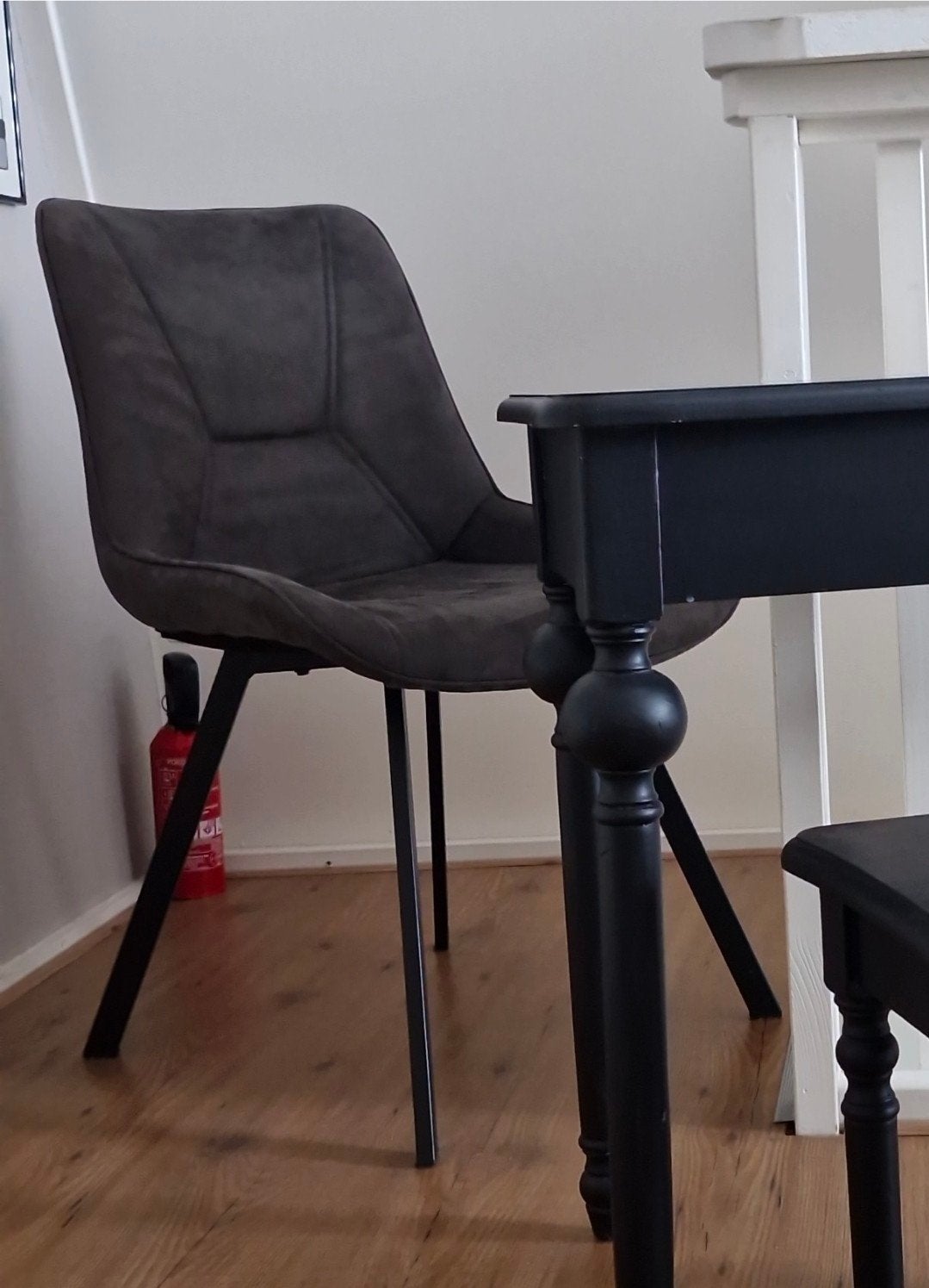 8 antraciet kleurige eetkamerstoelen met suedine achtig stof, Ophalen, Zo goed als nieuw, 75 m² of meer, Grijs