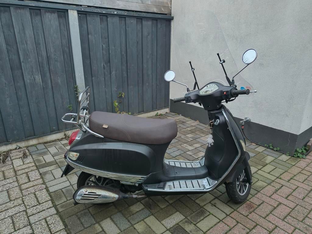 Vespa look-a-like scooter, mat zwart, bruin zadel, Fietsen en Brommers, Scooters | Vespa, Ophalen, Gebruikt, Overige modellen