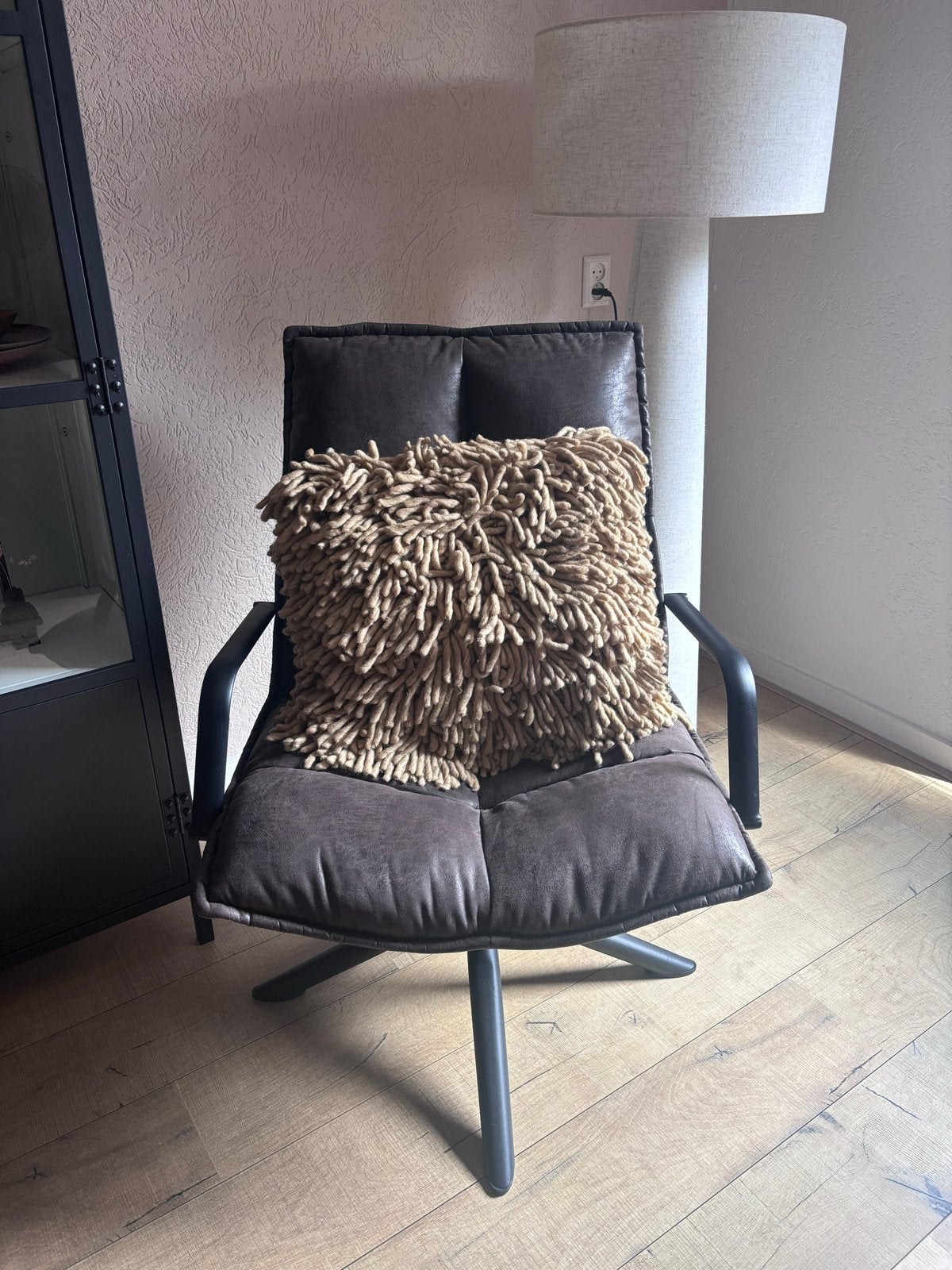 Comfortabele grijze fauteuil - Zo goed als nieuw, Huis en Inrichting, Stoelen, Ophalen, Overige kleuren, Leer, Zo goed als nieuw