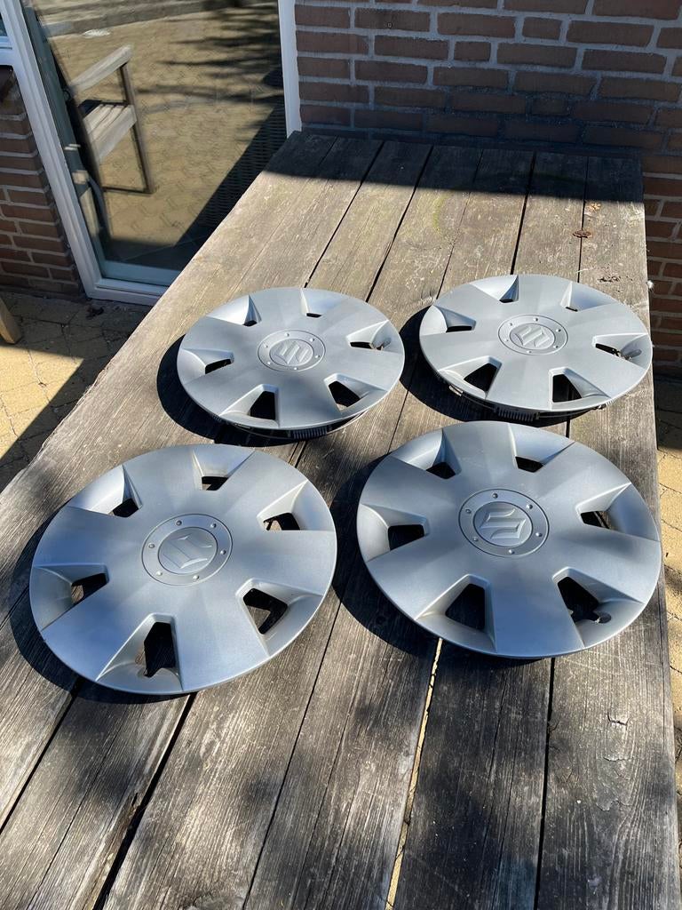 4x Suzuki wieldoppen 15 inch voor stalen velgen, prima staat, Auto diversen, Wieldoppen, Ophalen of Verzenden, Gebruikt