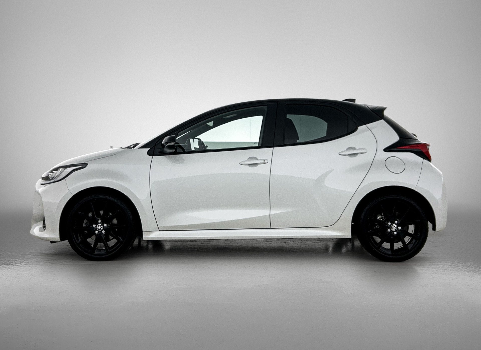 Toyota Yaris 1.5 Hybrid Executive | BTW Voertuig | Dealer on, 12 maanden, Gebruikt, Zwart, Bedrijf