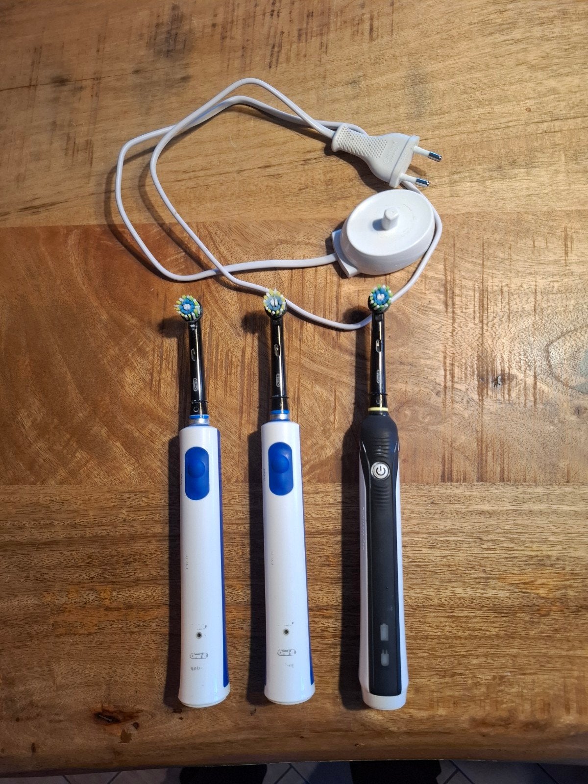 Oral-B elektrische tandenborstels met oplader, Ophalen of Verzenden, Gebruikt, Mondverzorging