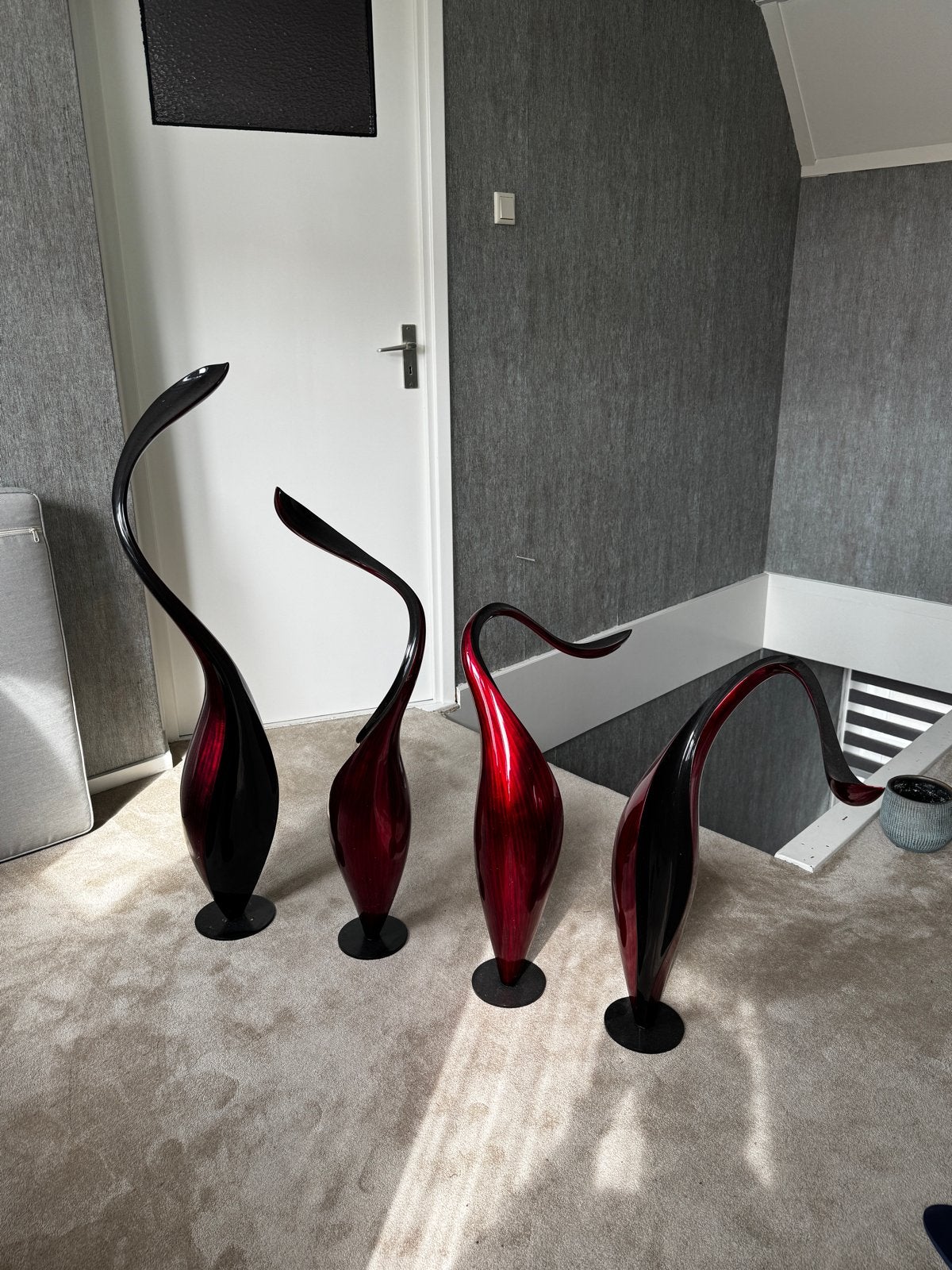 Set van 4 moderne vazen in rood en zwart, diverse hoogtes, Huis en Inrichting, Ophalen, Overige materialen, Gebruikt, Met patroon/structuur