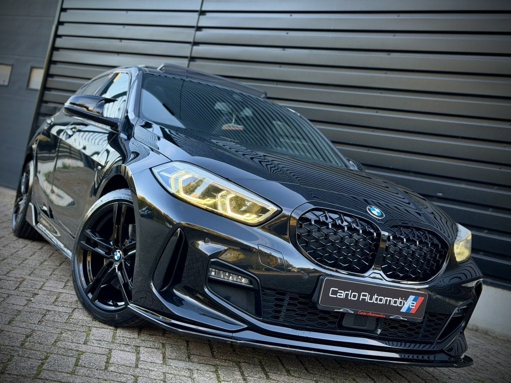 Bmw 1-serie 118i High M-PERF. PANO|SCHAALSTOEL|HUD|ACC|HiFi, Dealer onderhouden, Gebruikt, Zwart, 3 cilinders