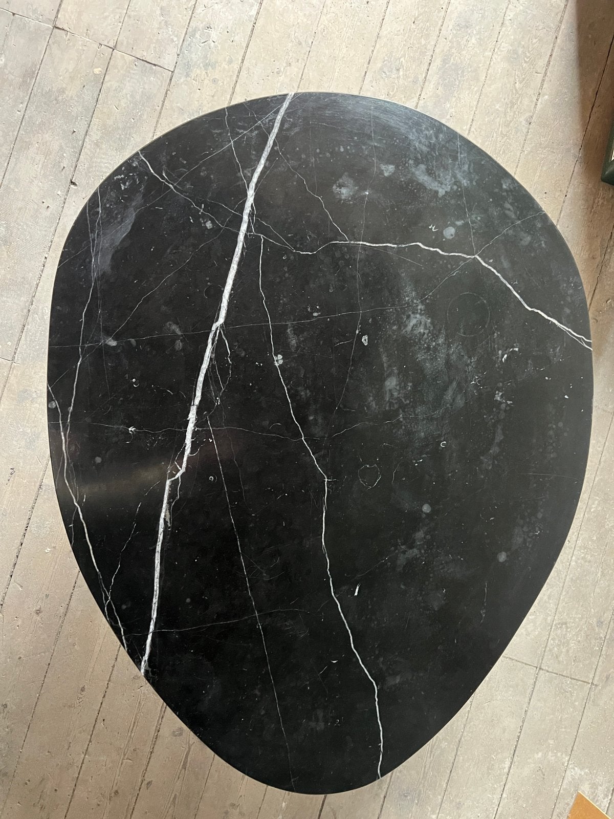 Marmeren salontafel met metalen onderstel, Huis en Inrichting, Tafels | Salontafels, Ophalen, Gebruikt, Ovaal, 50 tot 100 cm