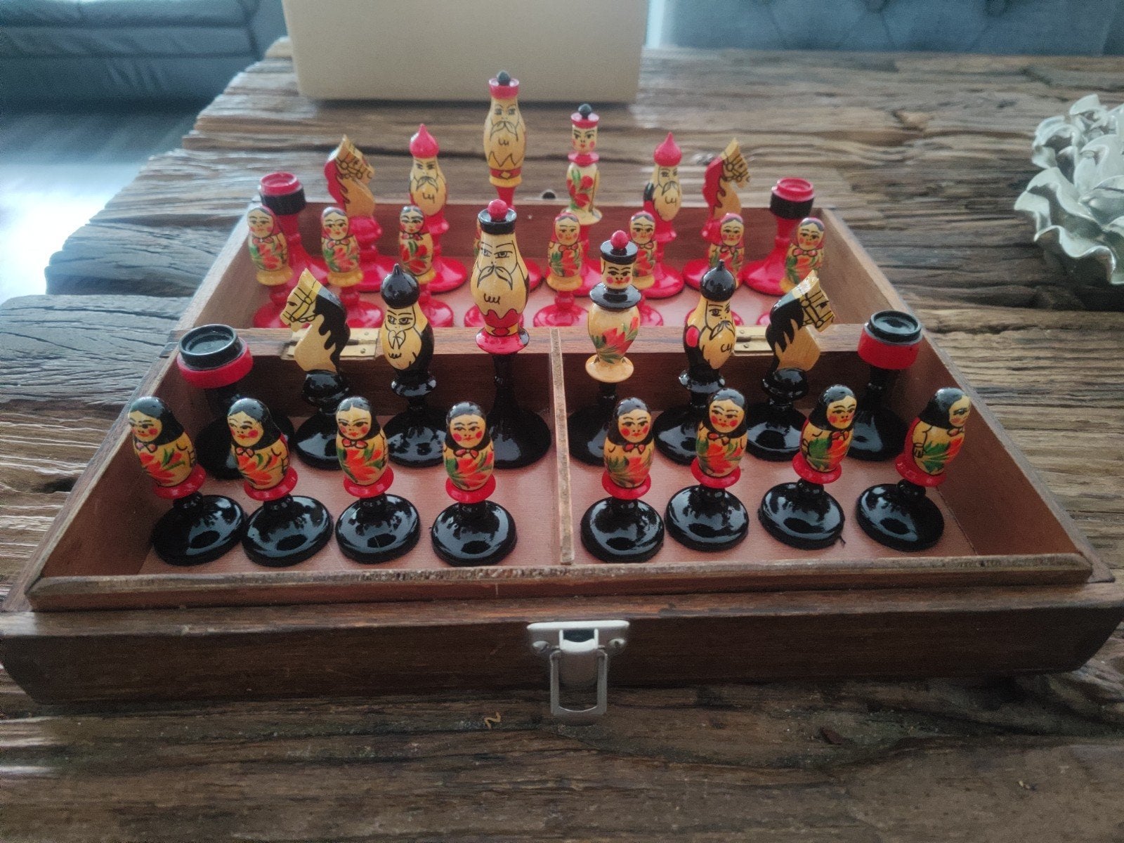 zo goed als nieuw handbeschilderd Matroesjka schaakspel, Antiek en Kunst, Ophalen of Verzenden