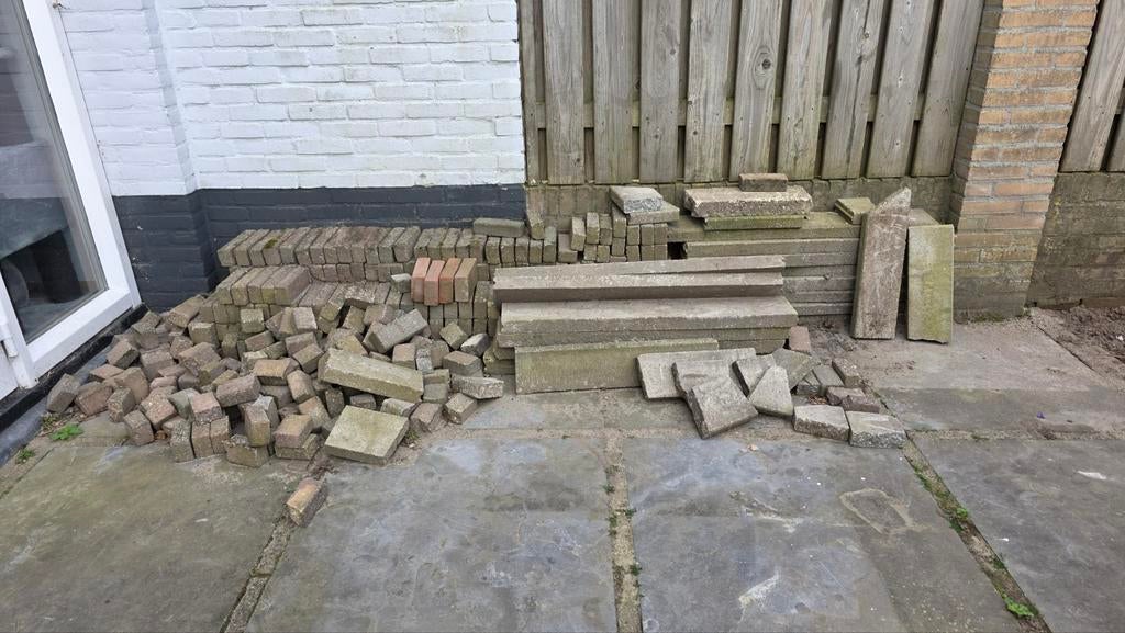 300 stenen en 14 opsluitbanden, Tuin en Terras, Tegels en Klinkers, Ophalen, Gebruikt, Overige typen, Minder dan 5 m²