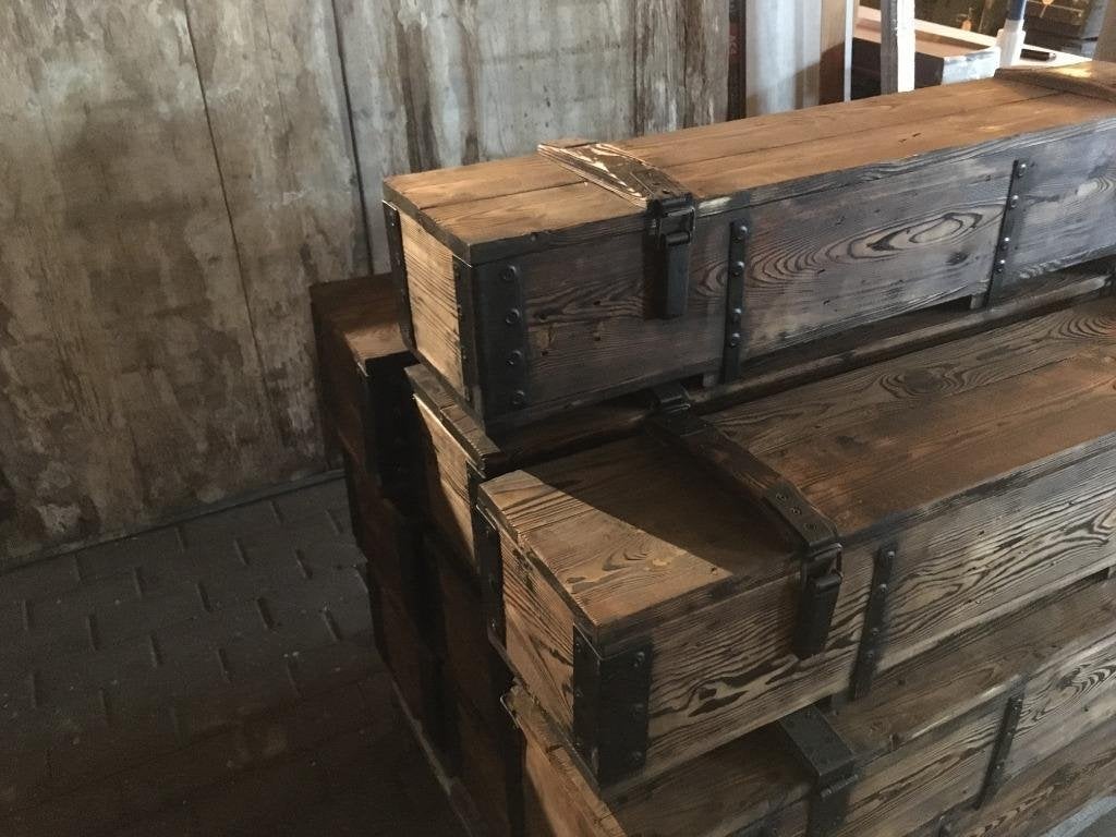 Foto 17 van Hele gave gebrande en geborstelde houten legerkisten