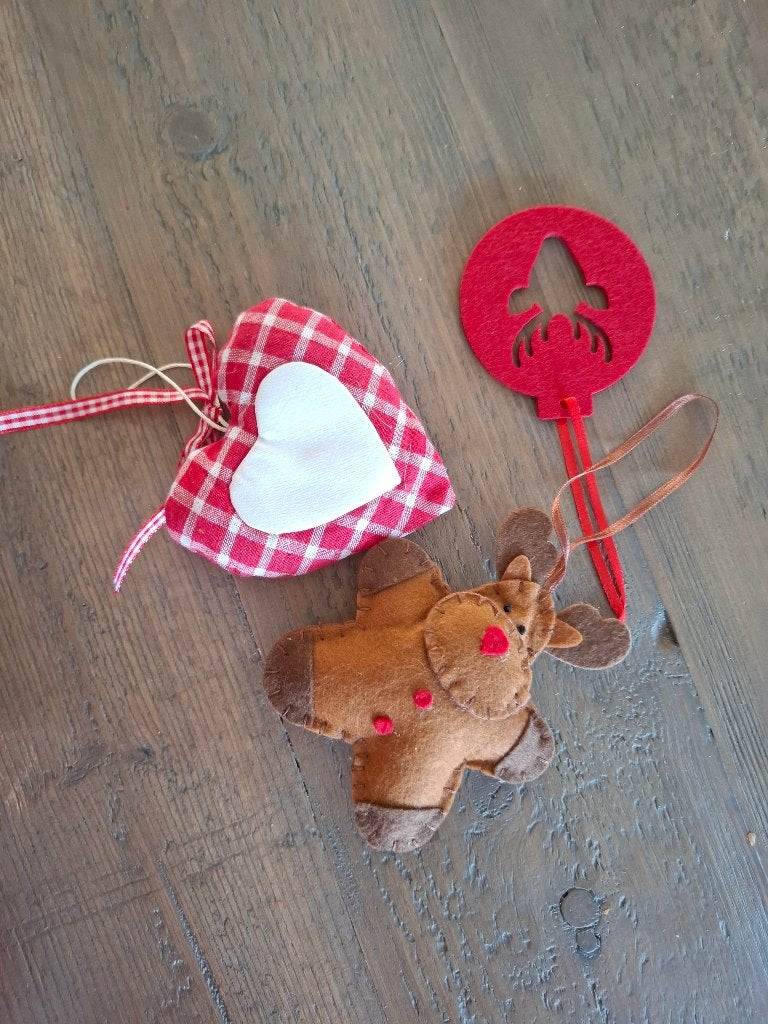 Kerstboomhangers vilt en stof - rood, wit en bruin - 3 stuks, Diversen, Kerst, Ophalen of Verzenden, Zo goed als nieuw