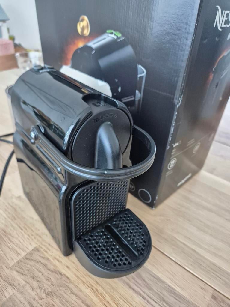 Nespresso Inissia apparaat - lekt water bij koffie zetten, Ophalen, Espresso apparaat, Niet werkend, Koffiepads en cups
