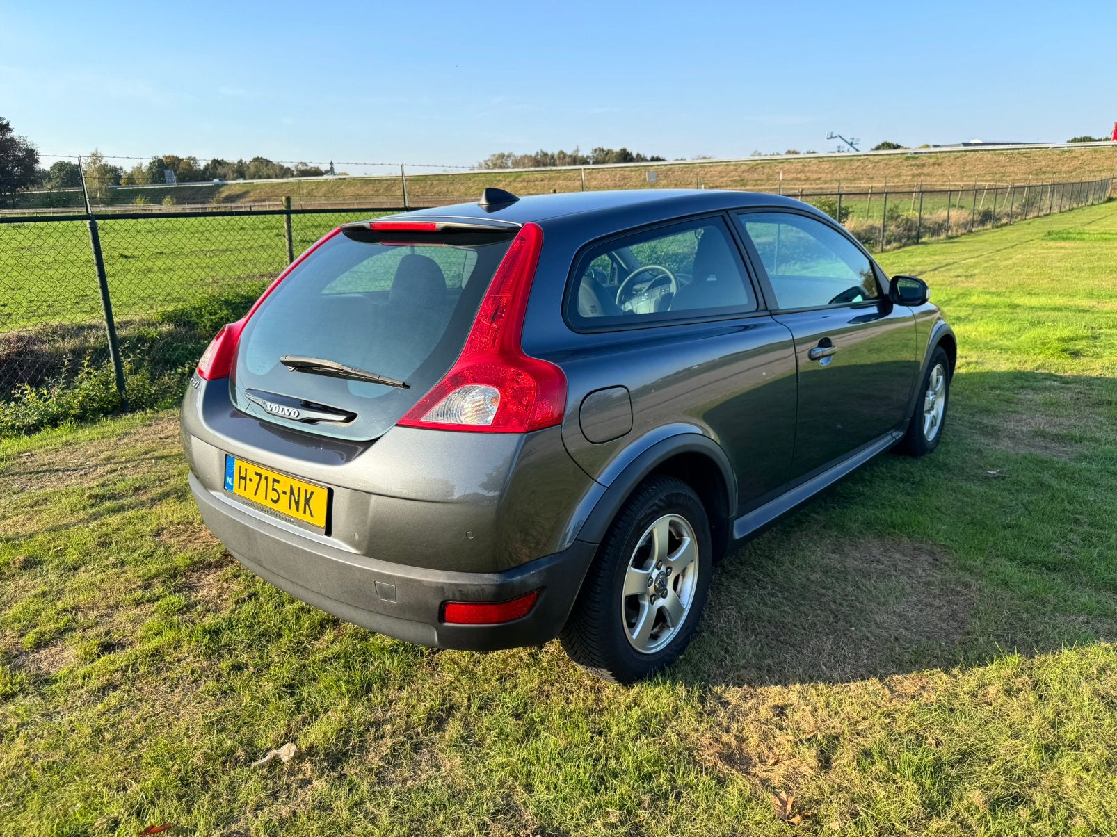 Volvo C30 1.6 2007 Grijs, Auto's, Voorwielaandrijving, 1596 cc, 4 cilinders, 4 stoelen