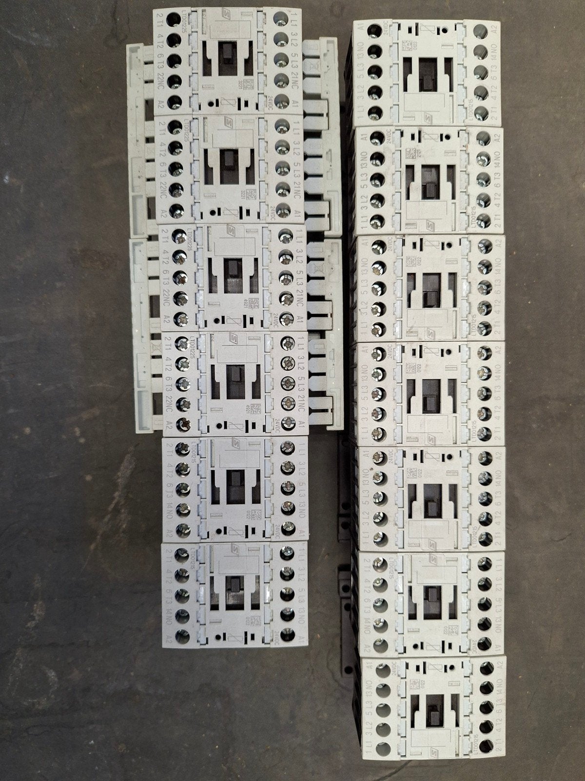 11x SCHRACK magneetschakelaar/relais 3-polig 24Vdc LTD01215, Ophalen of Verzenden, Zo goed als nieuw, Overige merken, Relais