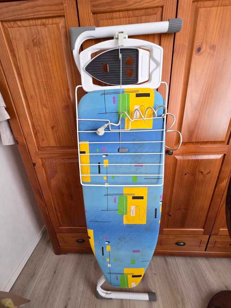 Luxe Strijkplank met Stopcontact en Strijkijzerhouder + Hoes, Ophalen