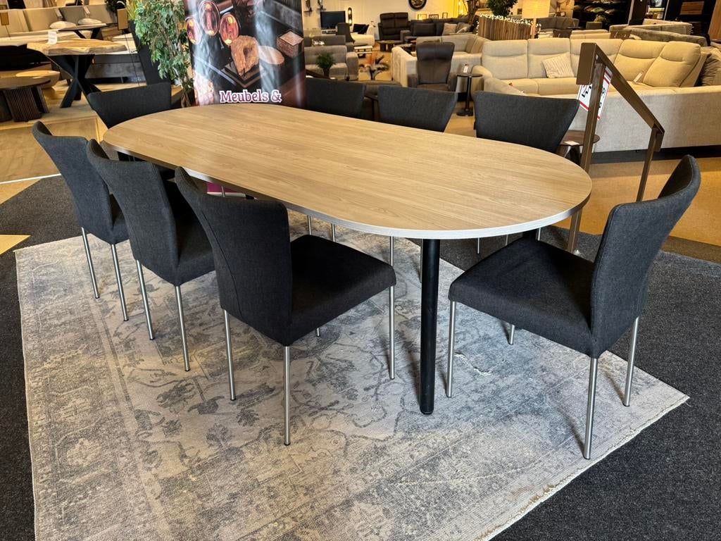 Vergadertafel 240 vergrijsd eiken met 8 Zwarte stoelen €399,, Huis en Inrichting, Tafels | Eettafels, Gebruikt, 200 cm of meer
