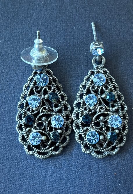Elegante oorbellen met blauwe en donkere steentjes, Met kristal, Overige materialen, Hangers, Ophalen of Verzenden