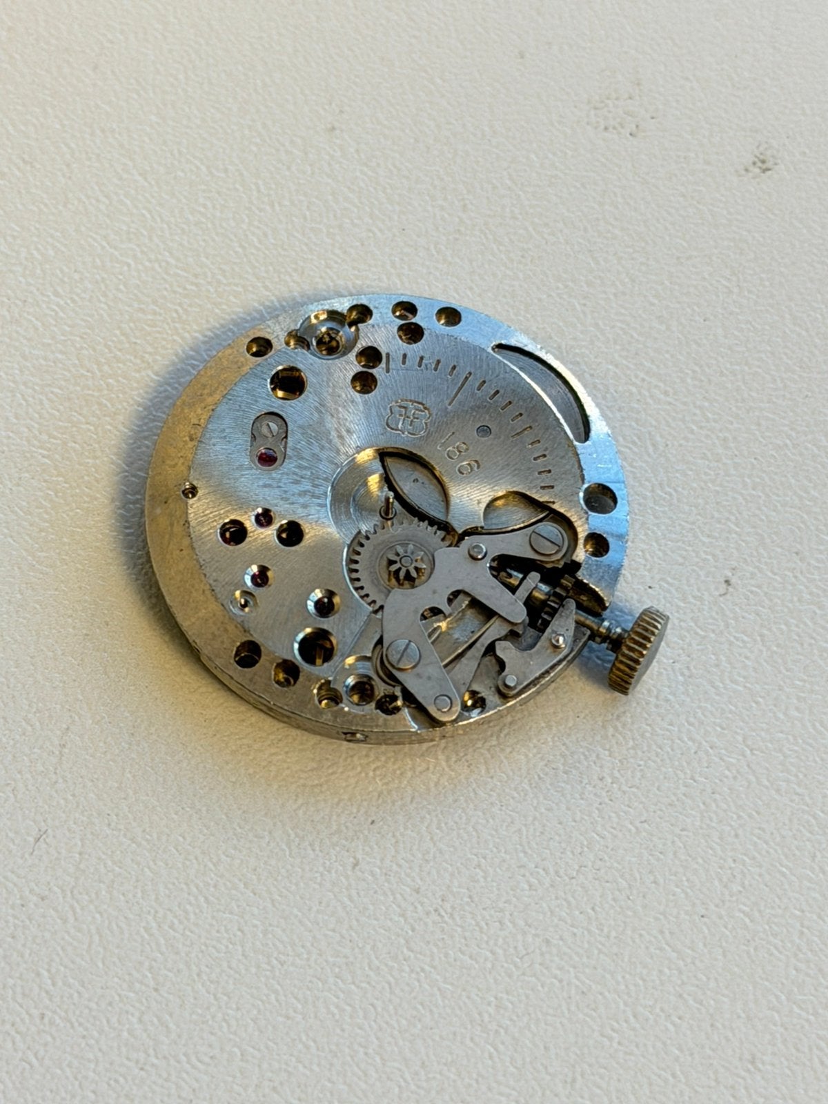 Dominant 17 Jewels handopwind uurwerk kaliber 186 Zwitsers, Antiek en Kunst, Antiek | Klokken, Ophalen of Verzenden
