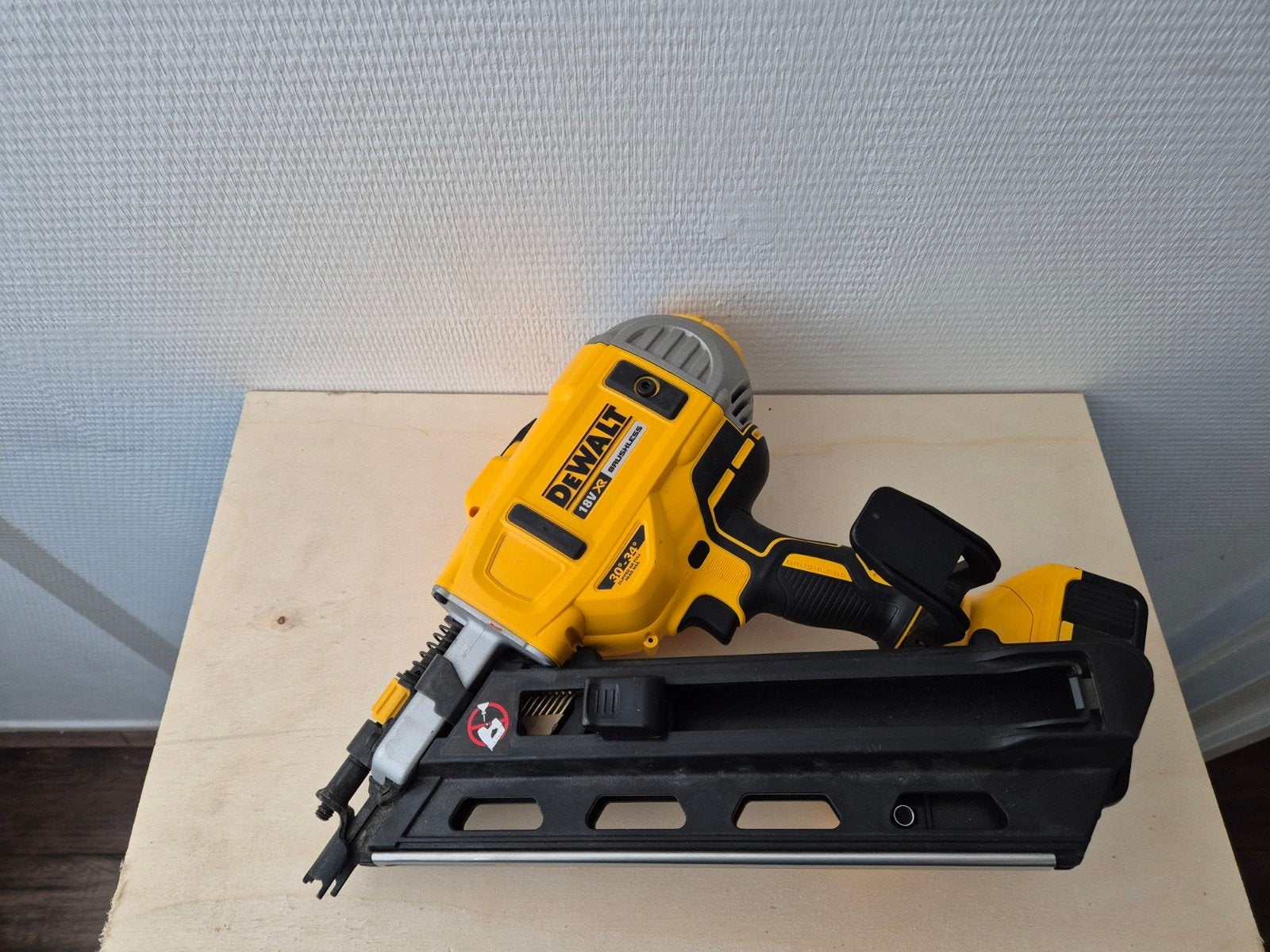 Foto 2 van Dewalt DCN692 constructietacker met nagels