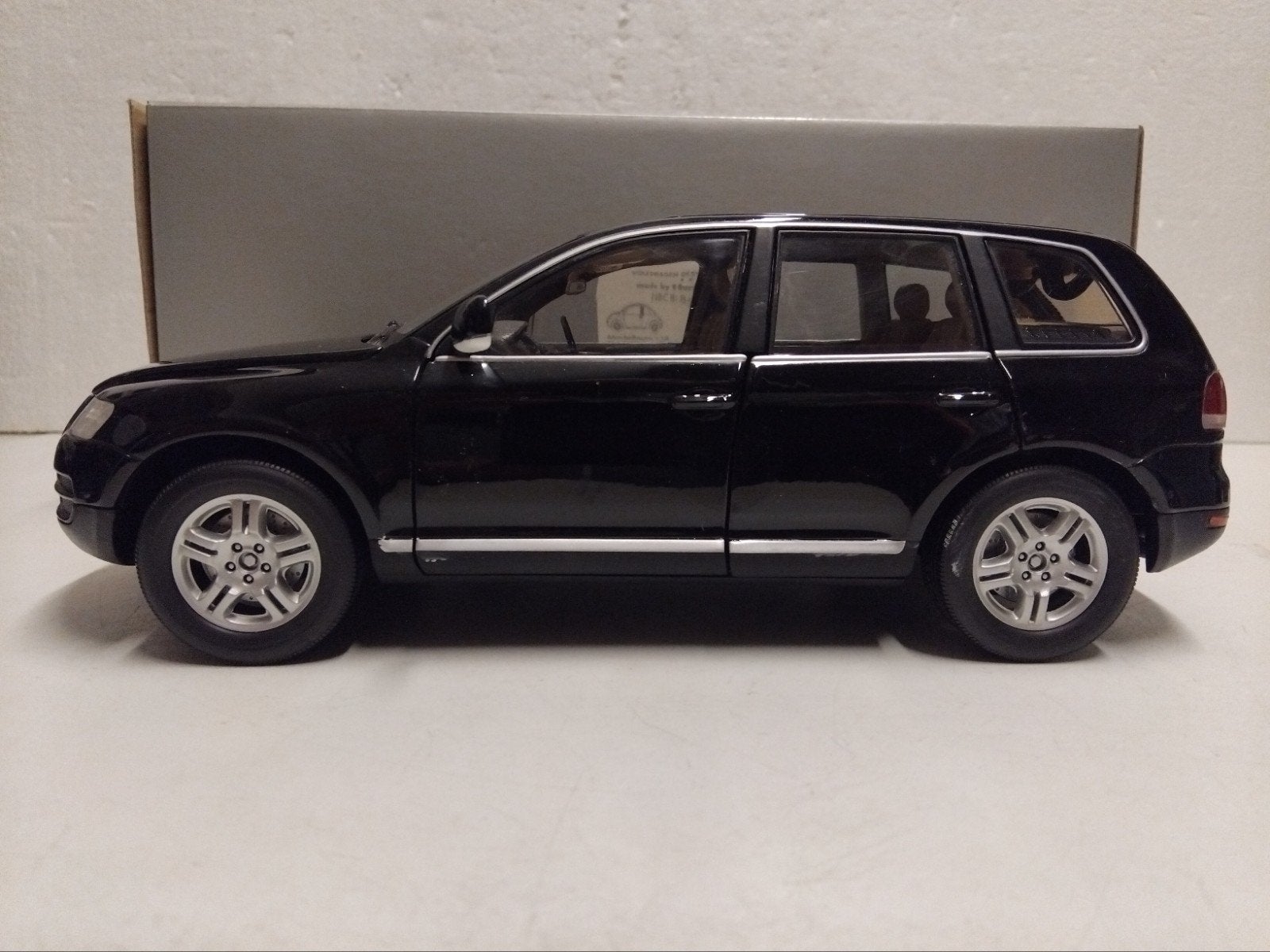 Volkswagen Touareg suv zwart Dealerbox Bburago 1:18 KRD, Hobby en Vrije tijd, Ophalen of Verzenden, Zo goed als nieuw, Auto, Bburago