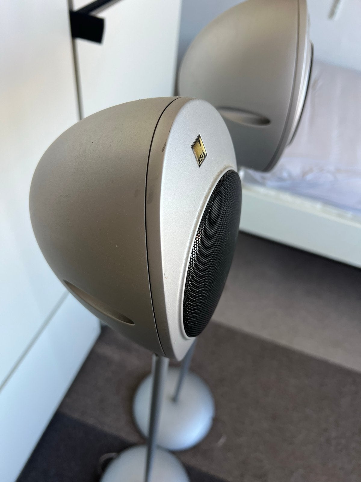 KEF E301 Satelliet Luidsprekers met Vloerstandaarden, Audio, Tv en Foto, Luidsprekers, Ophalen, Stereo speakers, Zo goed als nieuw