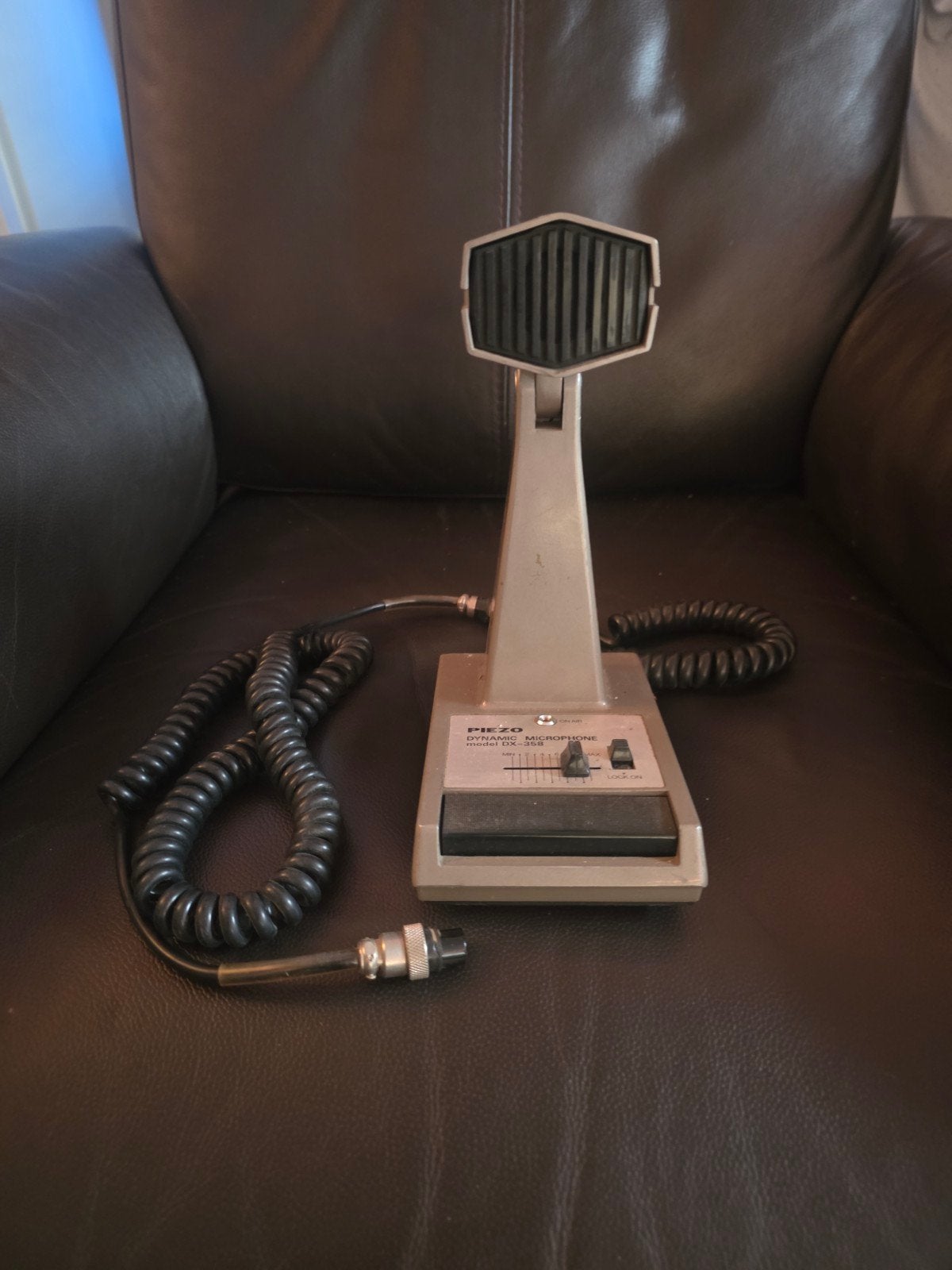 Vintage Piezo Dynamic Microfoon DX-358 met standaard, Ophalen of Verzenden, Gebruikt, Instrumentmicrofoon