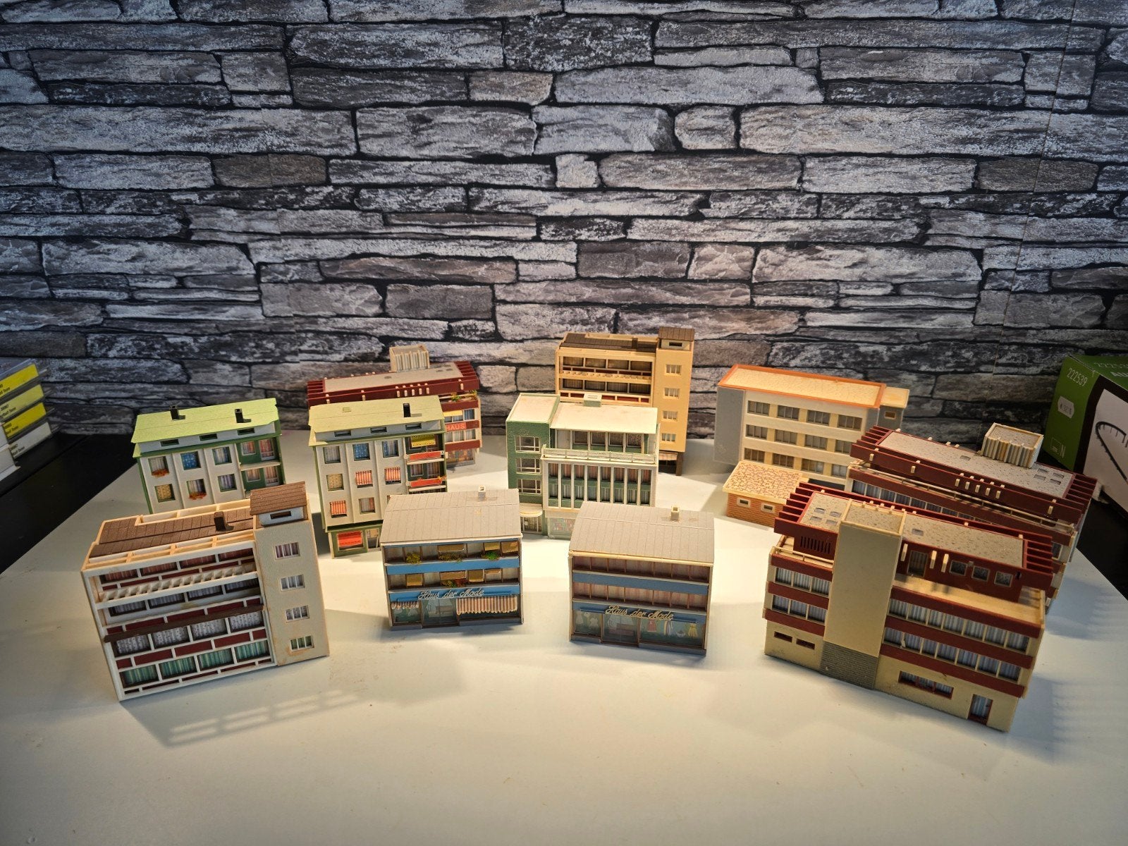 Jaren 70 gebouwen flats winkels N spoor modeltrein 1:160, Overige merken, Gebruikt, Gelijkstroom of Wisselstroom, Brug, Tunnel of Gebouw
