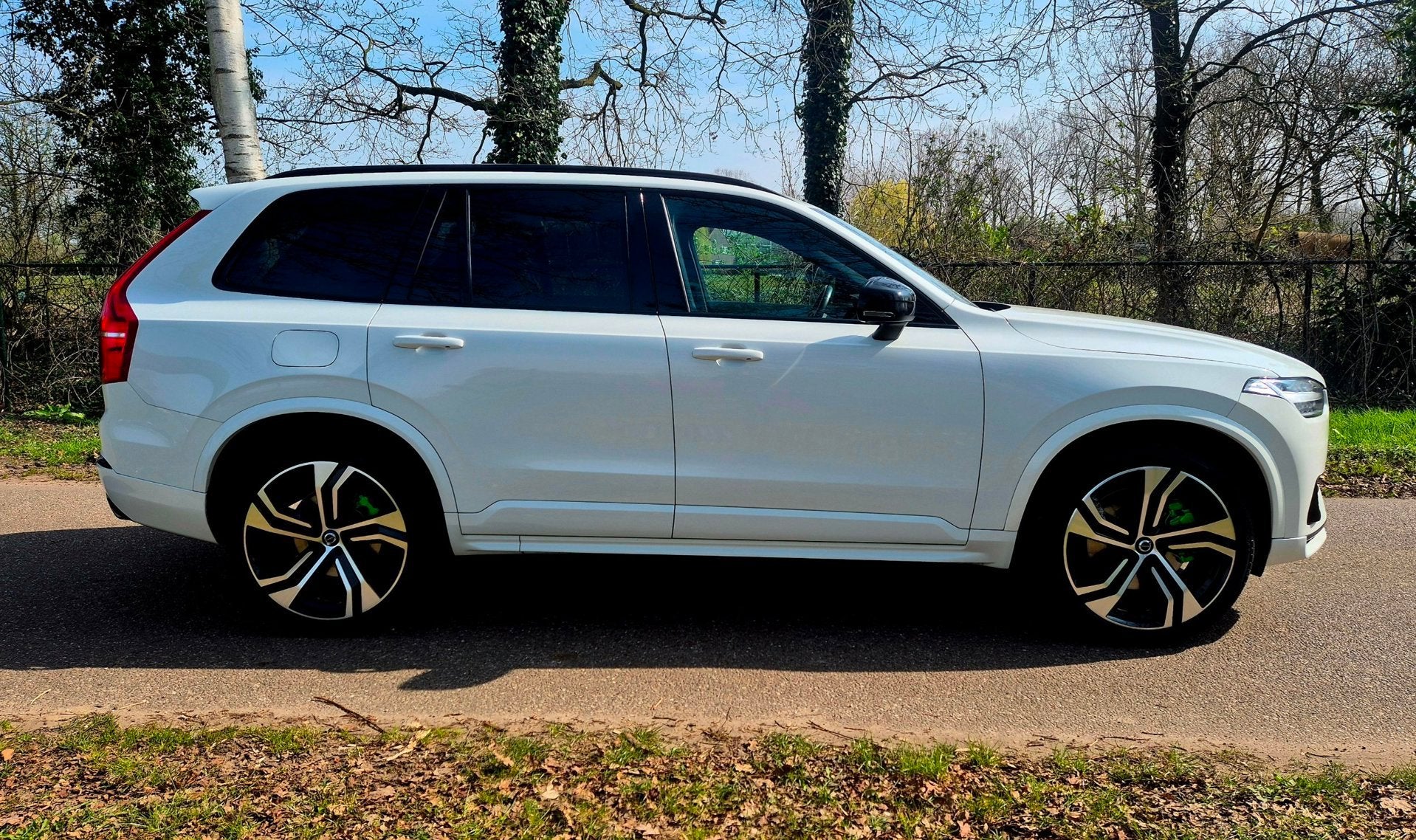 Volvo XC90 2.0 T8 Recharge AWD R-Design . 22 inch . Camera, Auto's, Volvo, 4 cilinders, 1969 cc, 7 stoelen, Wit