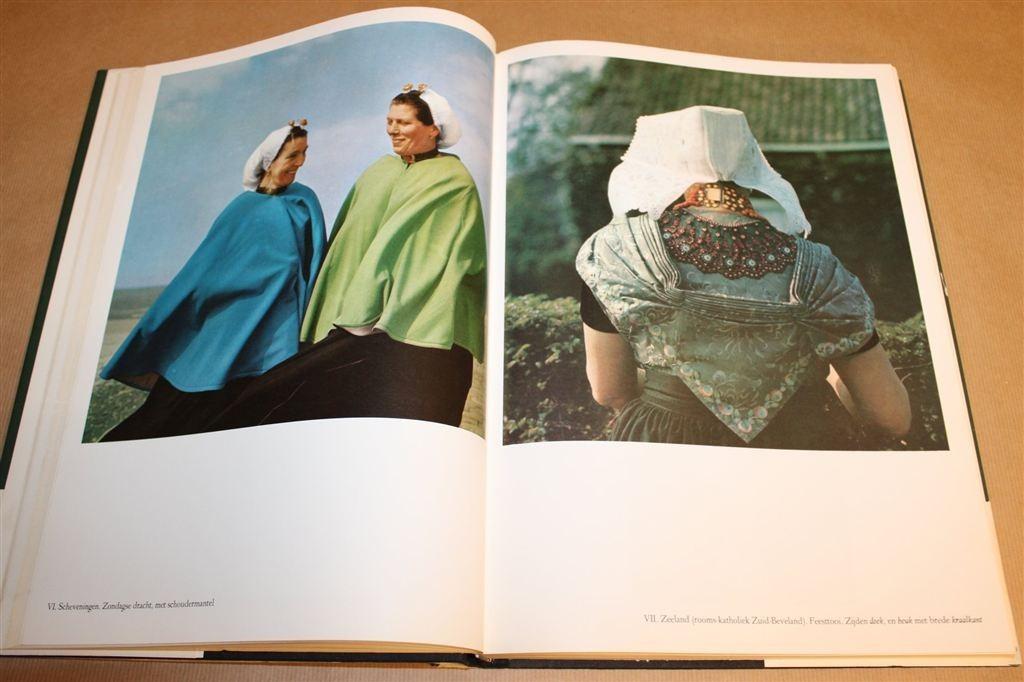Klederdrachten — Traditionele Kleding In Nederland [1968], Ophalen of Verzenden, Gelezen