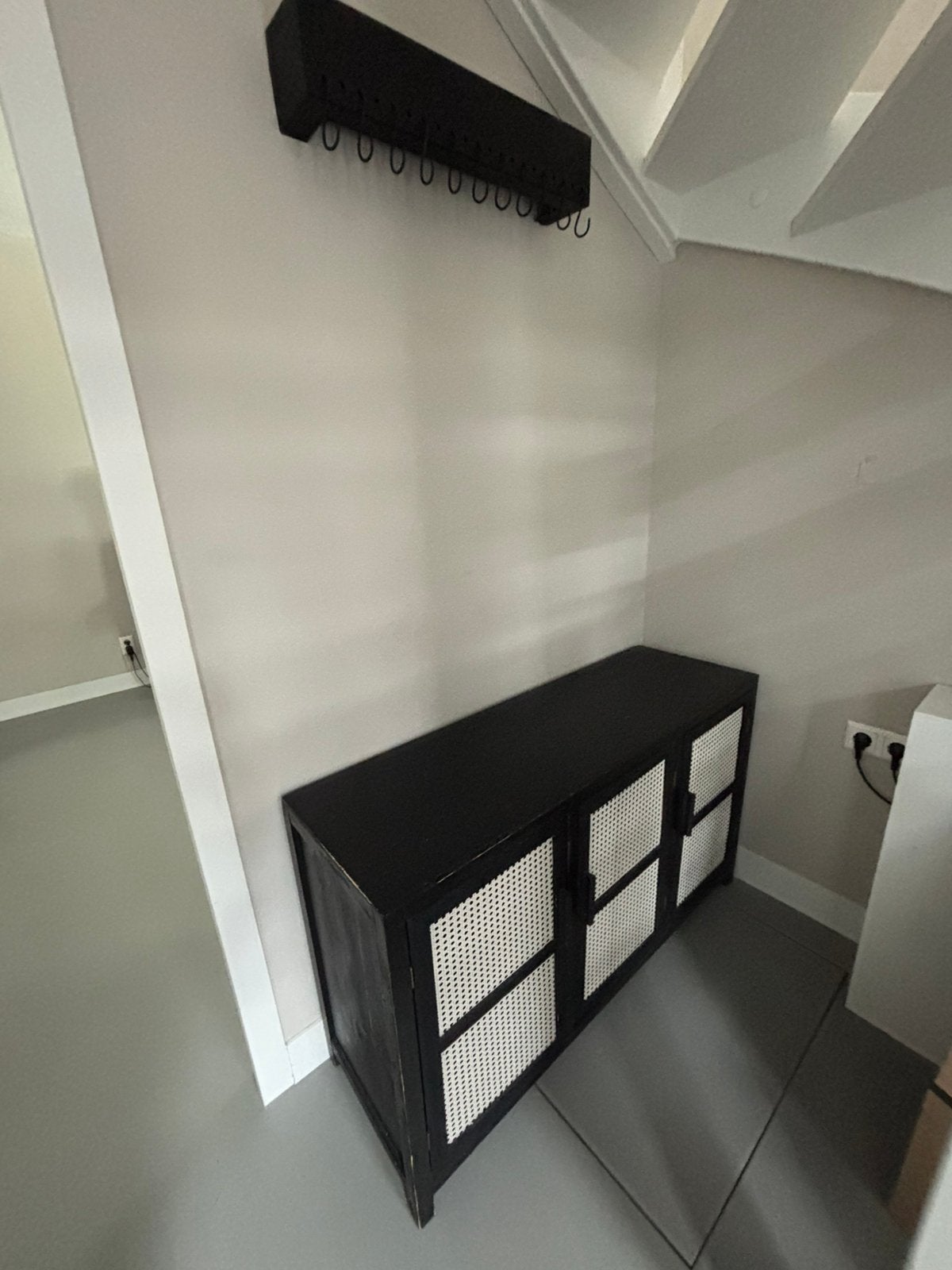 Dressoir kastje zwart met beige xenos bandung, Ophalen, Met plank(en), Gebruikt, 100 tot 150 cm
