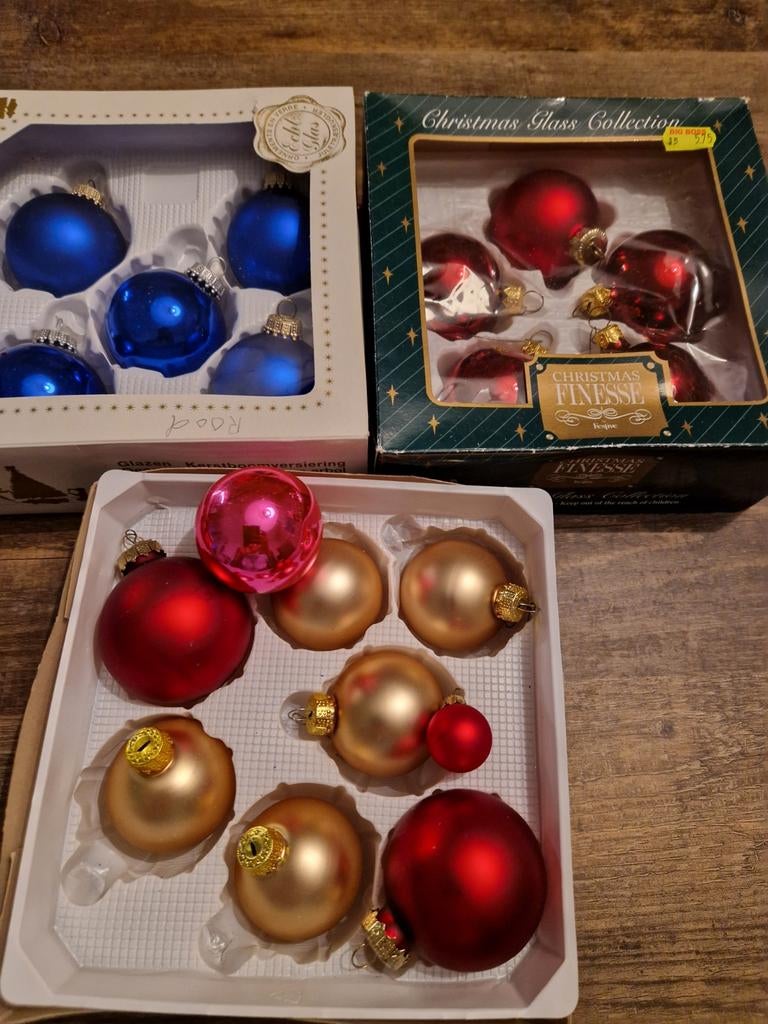 3 Doosjes met kerstballen, 4 verschillende kleuren, Diversen, Kerst, Ophalen of Verzenden, Gebruikt