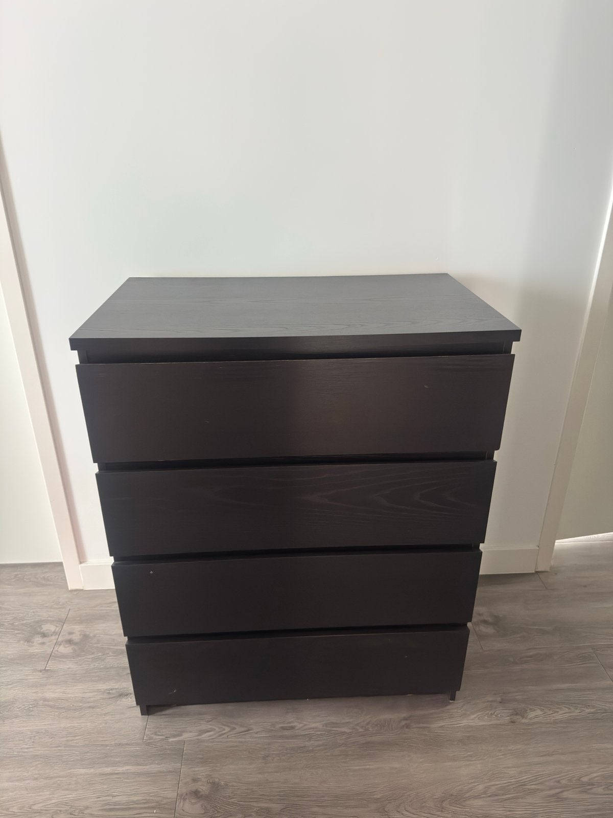 Foto 3 van Zwarte IKEA Malm Kast - Gebruikt met lichte gebruikssporen