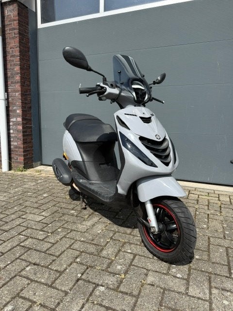 Piaggio Zip Iget 4 takt Nardo Grey 3V, Fietsen en Brommers, Scooters | Piaggio, Zip, Ophalen of Verzenden, Zo goed als nieuw, Benzine