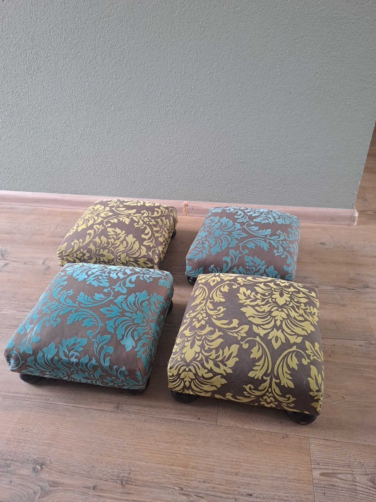 Set van 4 decoratieve poefjes met barokprint, Minder dan 50 cm, Gebruikt, Vierkant, Minder dan 50 cm