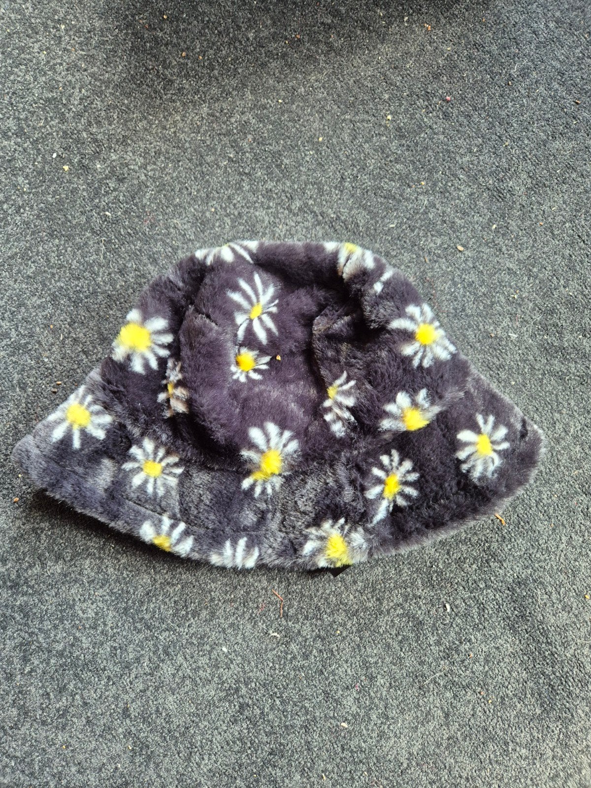 Zwarte pluizige bucket hat met madeliefjes, Hoed, One size fits all, Ophalen of Verzenden, Onbekend