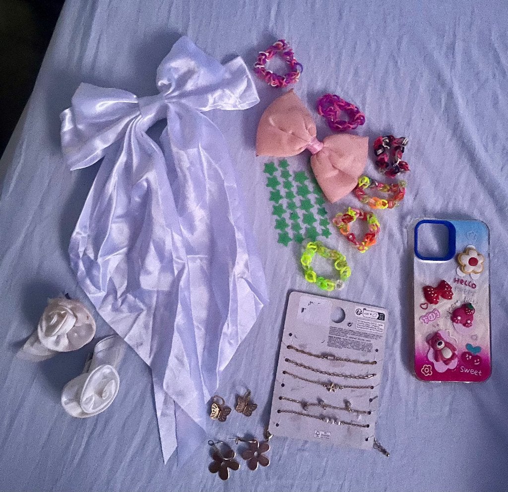 Cute Accessory Bundle / iPhone 12 case /Coquette & Y2K, Overige materialen, Ophalen of Verzenden, Zo goed als nieuw, Roze