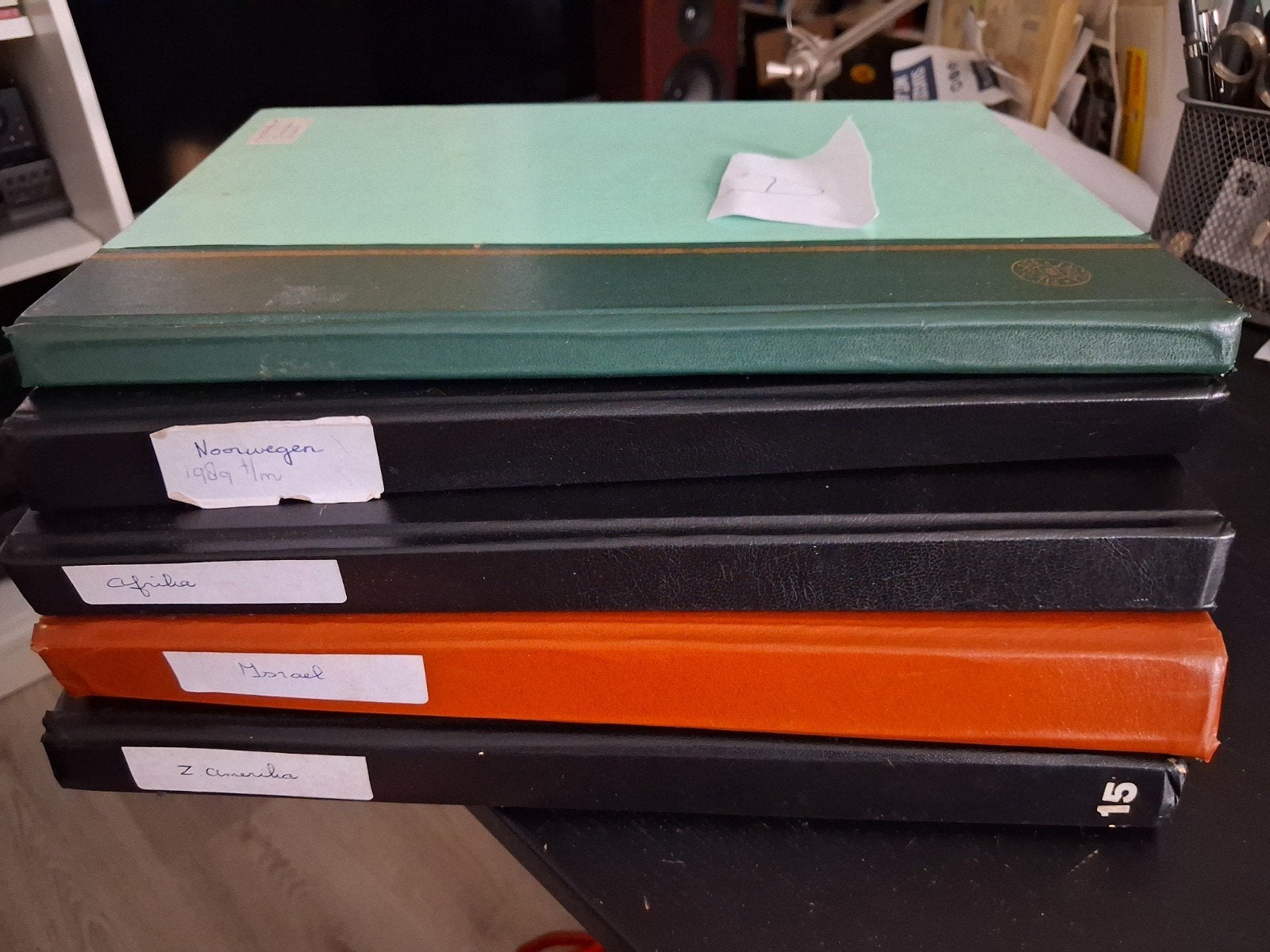 Doos D met 5 verschillend gevulde verzamelingen postzegels w, Postzegels en Munten, Postzegels | Volle albums en Verzamelingen