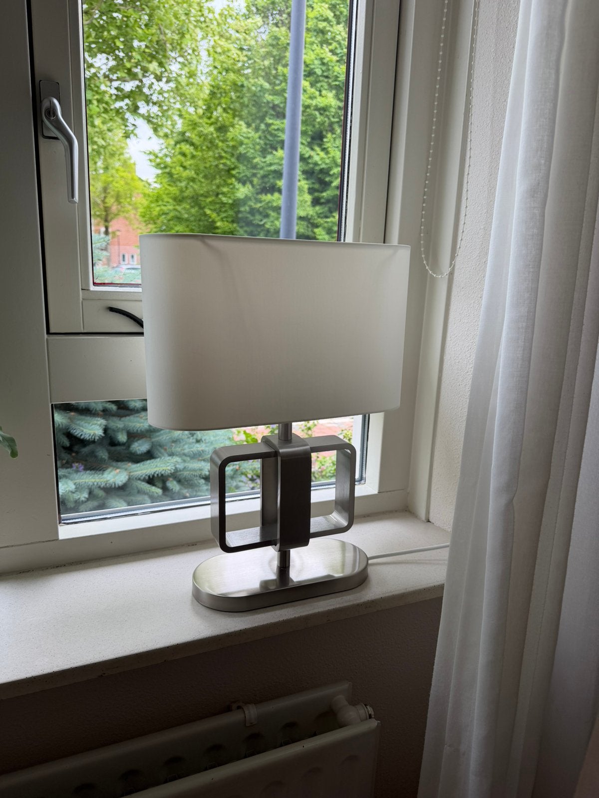 Ikea Uppvind tafellamp met witte kap, 2 stuks beschikbaar, Ophalen, Zo goed als nieuw, Metaal, 50 tot 75 cm