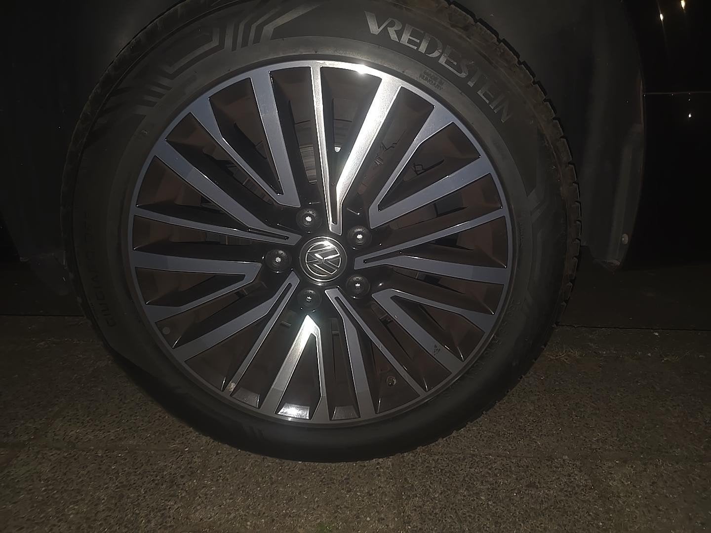 Originele VW Bully 18 inch velgen met Vredestein banden, 18 inch, Gebruikt, 255 mm, Banden en Velgen