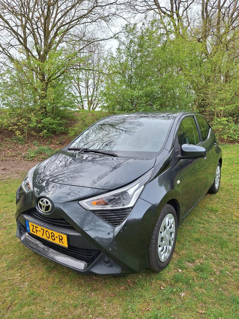 Toyota Aygo 1.0 Vvt-i X-Play 72pk 5D 2019 Grijs, Voorwielaandrijving, Stof, Zwart, 4 stoelen