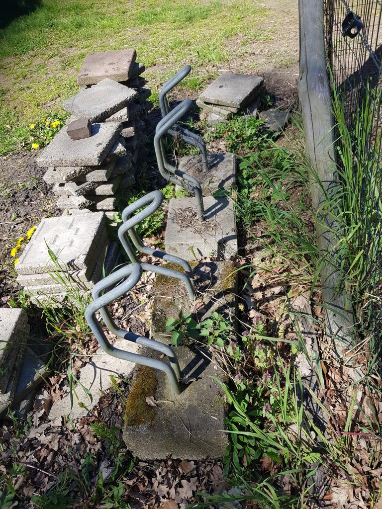 4 fietsbeugels met betonvoet, Tuin en Terras, Ophalen