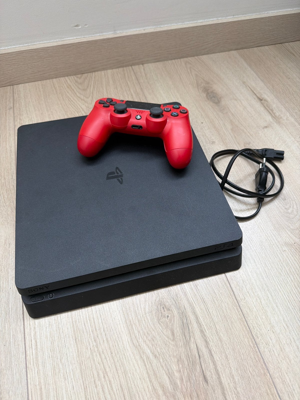 Sony PlayStation 4 Slim met rode controller, Ophalen, 500 GB, Zo goed als nieuw, Met 1 controller