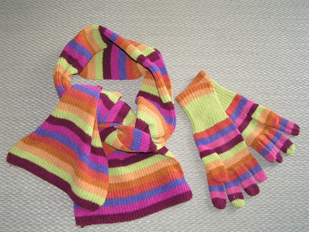 Bonte handschoenen en sjaal., Nieuw, Ophalen of Verzenden, V&D, 122 t/m 128