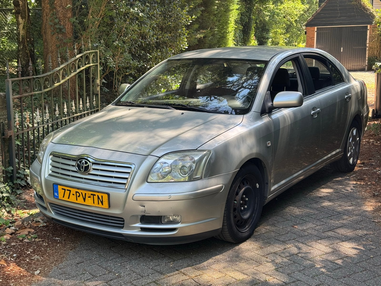 Toyota Avensis 2.0 16V LB Executive 2005 Grijs