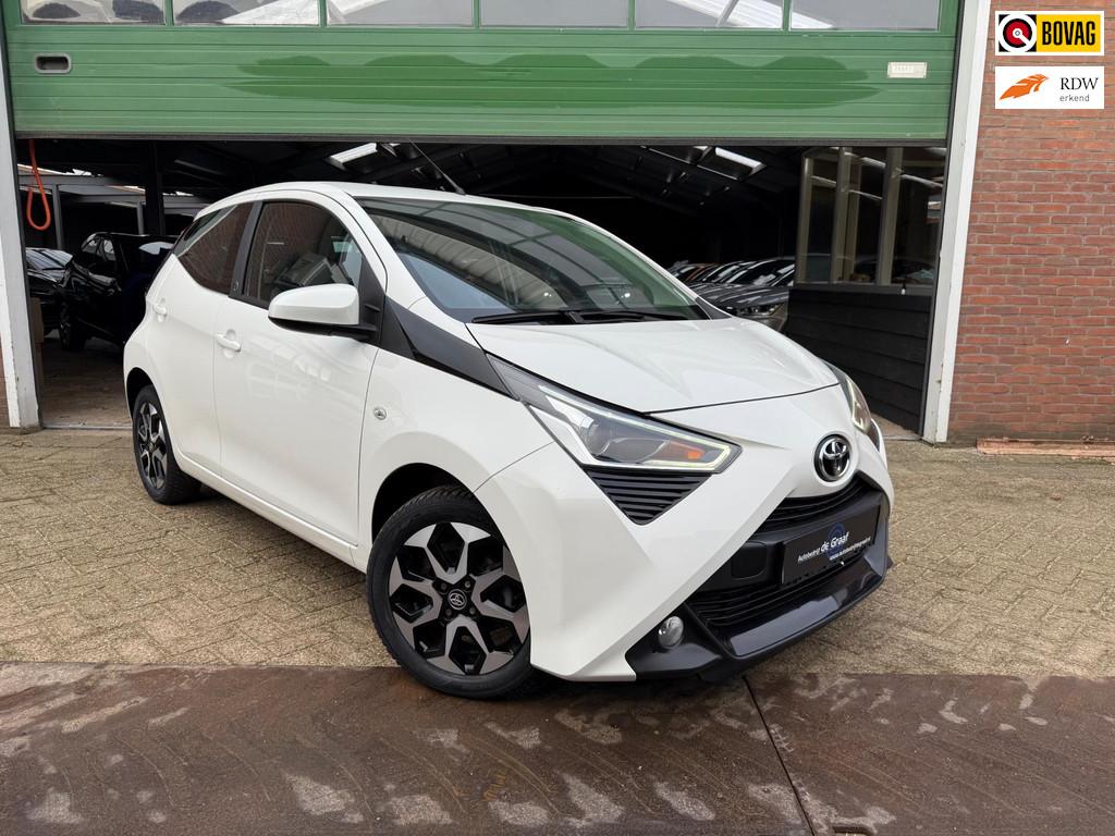 Toyota Aygo 1.0 VVT-i X-PLAY AUTOMAAT|CARPLAY/CAMERA | TEAM/, Gebruikt, 4 stoelen, Wit, Bedrijf